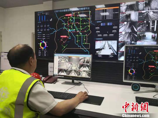 圖為白銀綜合地下管廊總控室工作人員正在進行氧氣、濕度、溫度等監測?！「呖档?攝