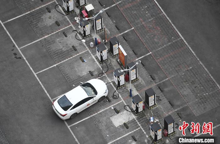 資料圖：重慶大渡口一停車場內，車輛正在充電樁處進行充電。<a target='_blank' href='/'>中新社</a>記者 陳超 攝